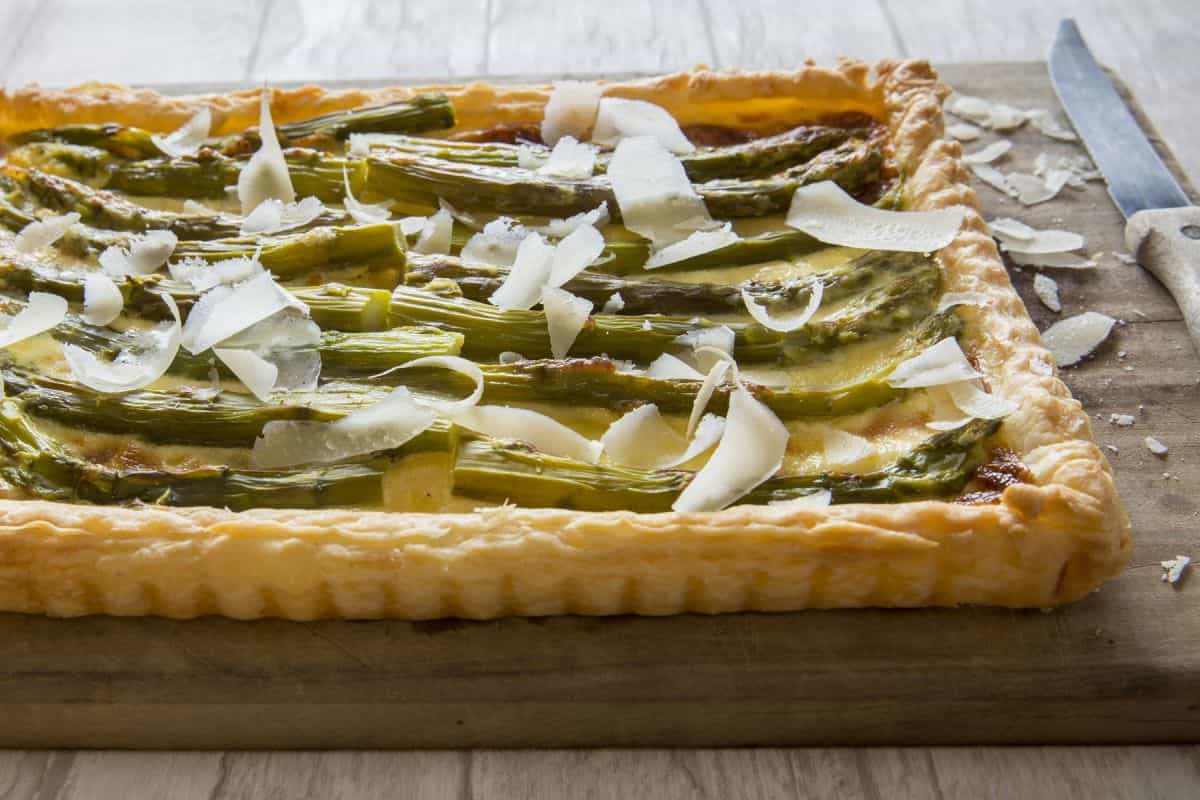Tarte feuilletée aux asperges et copeaux de parmesan - Croustipate